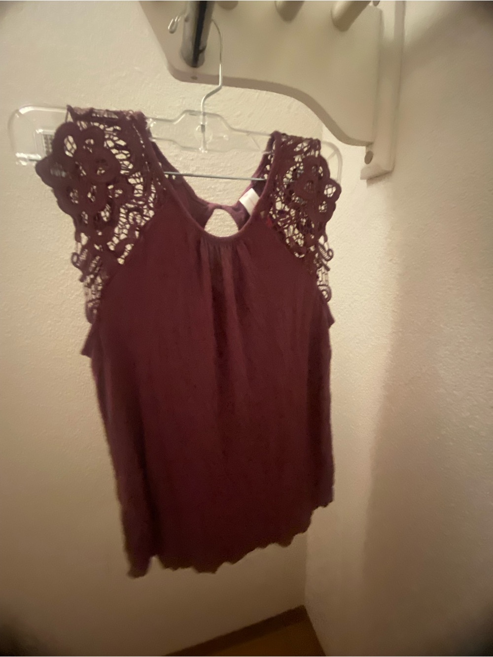 No Boundaries Woman’s Top Maroon Size S